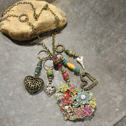 Collar con dijes de corazón de metal mixto, divertido y caprichoso