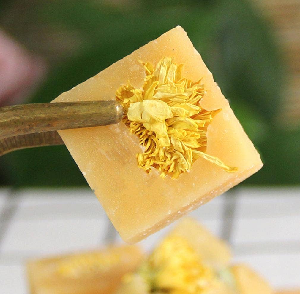 Cubos de azúcar gourmet con miel, flores y frutas.