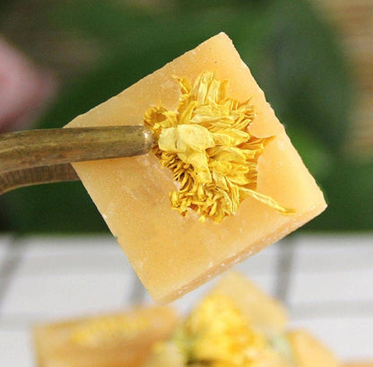 Cubos de azúcar gourmet con miel, flores y frutas.