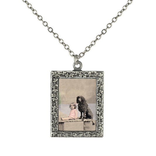 Frame Neckl: Girl/Poodle
