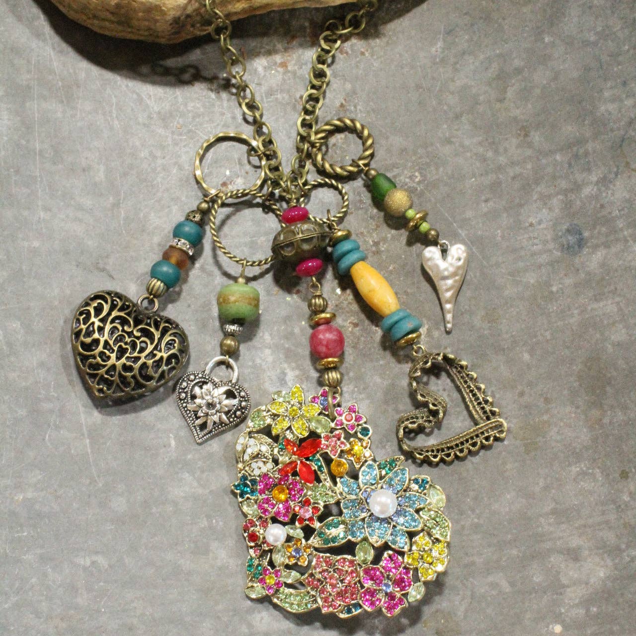 Collar con dijes de corazón de metal mixto, divertido y caprichoso