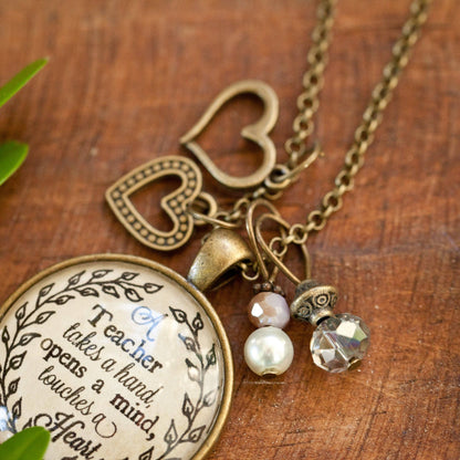 Ivy Barn Designs - Un maestro toma una mano, abre una mente y toca un corazón.