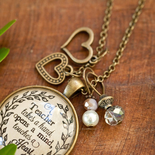 Ivy Barn Designs - Un maestro toma una mano, abre una mente y toca un corazón.