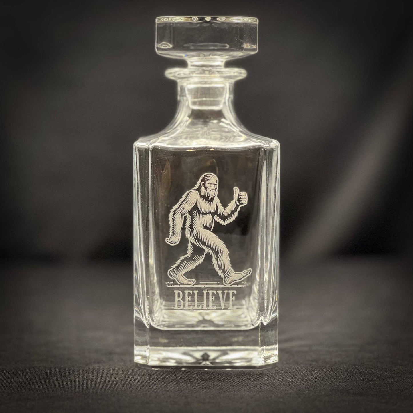 Adirondack Etching LLC - Bigfoot Believe - Decantador de whisky de 750 ml grabado