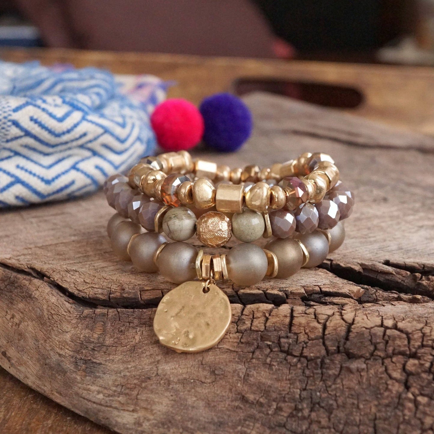 Conjunto llamativo de pulseras de monedas con cuentas bohemias en rosa