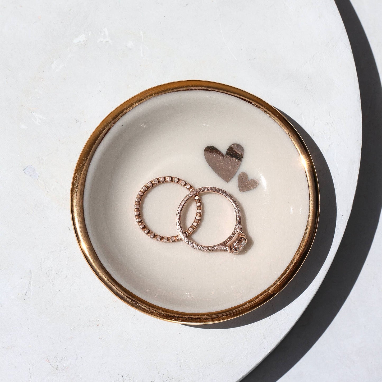 Cerámica Apricity - Plato para anillos con doble corazón | Cerámica hecha a mano con oro