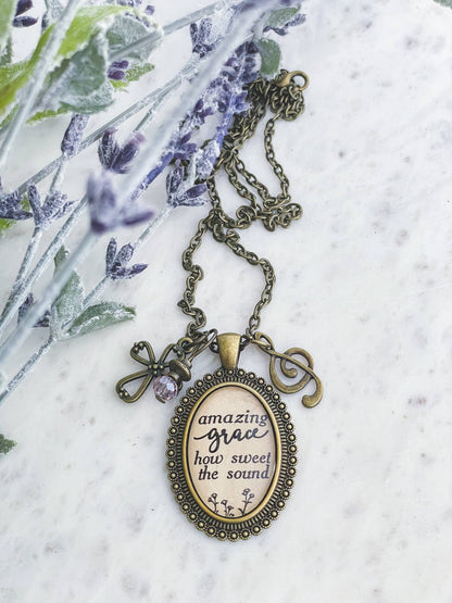 Ivy Barn Designs - Collar con himno "Gracia Asombrosa" (Joyería cristiana)