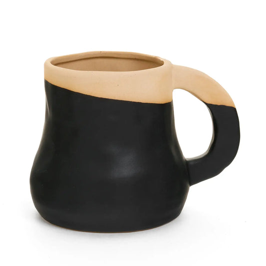 Taza de cerámica con bloques de color arena y negro