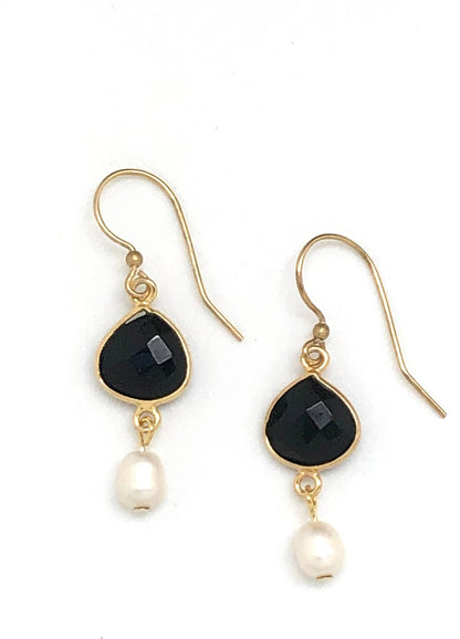 Rant &amp; Rave Classic - Pendiente con bisel de cristal negro y perla de agua dulce en forma de gota dorada