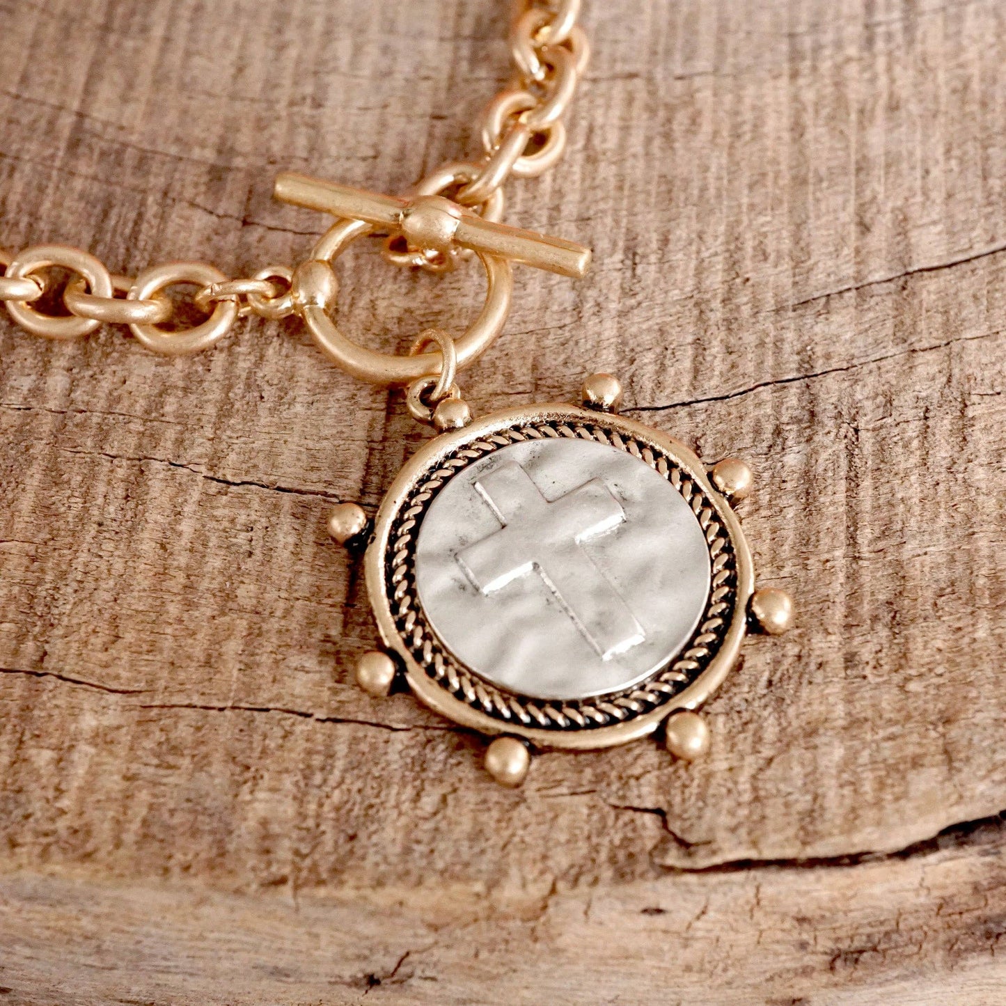 Pulsera de cadena con monedas cruzadas y cierre de palanca en tono plateado o dorado