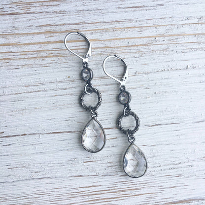 Pendientes de cuarzo cristalino, joyería de salón boutique.