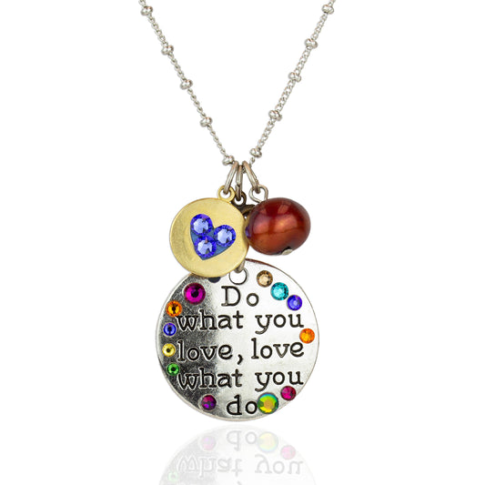 Collar con dije de cristal con la frase "Haz lo que amas, ama lo que haces".