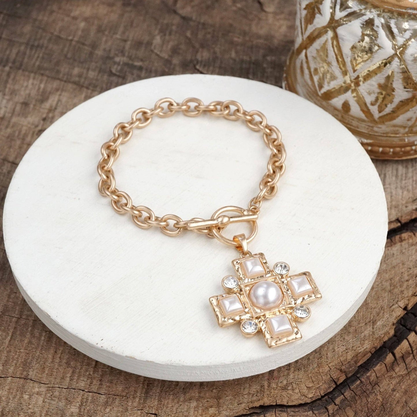 Divine Gleam – Pulsera de cruz martillada con perlas y cristales