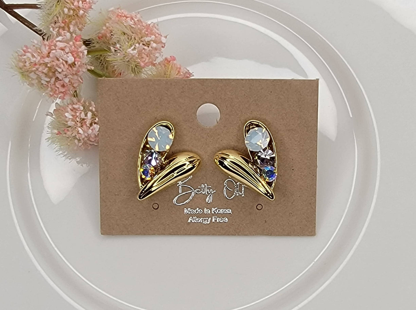 MULTI COLOR STONE HEART SHAPE POST EARRINGS.