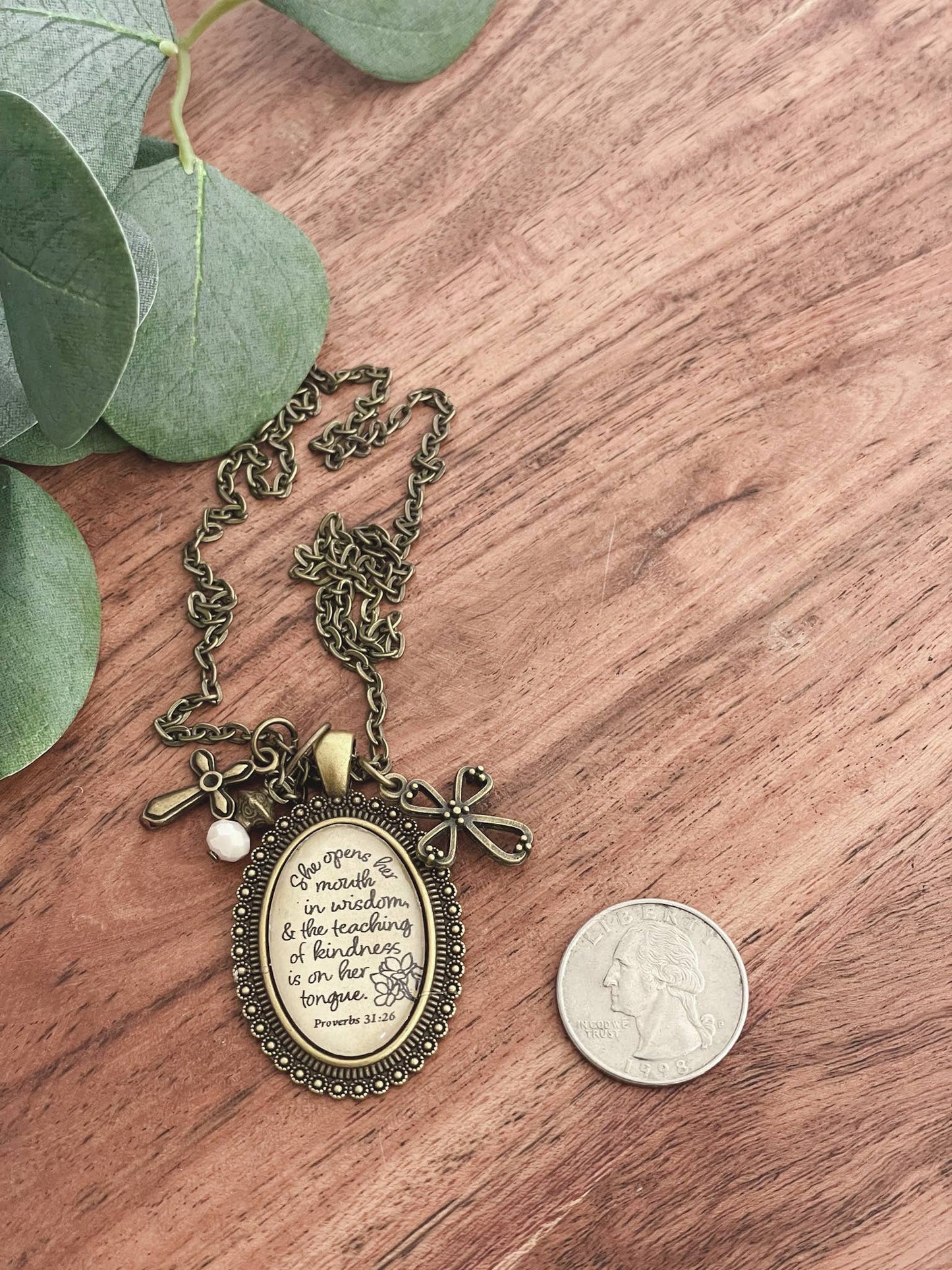 Ivy Barn Designs - Collar de Proverbios 31:26 para el Día de la Madre en una boutique cristiana.