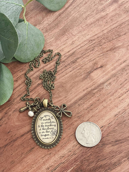 Ivy Barn Designs - Collar de Proverbios 31:26 para el Día de la Madre en una boutique cristiana.