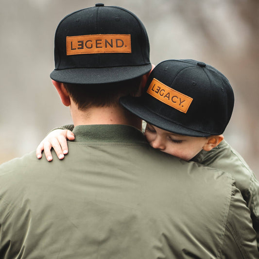 Para: Flechas Pequeñas - Regalo del Día del Padre - Gorra con Parche de Cuero Genuino Legend + Legacy