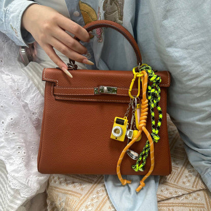 LLAVERO CON DIJE PARA BOLSA DE GOLF CON CABLE DE CUERDA Y CÁMARA