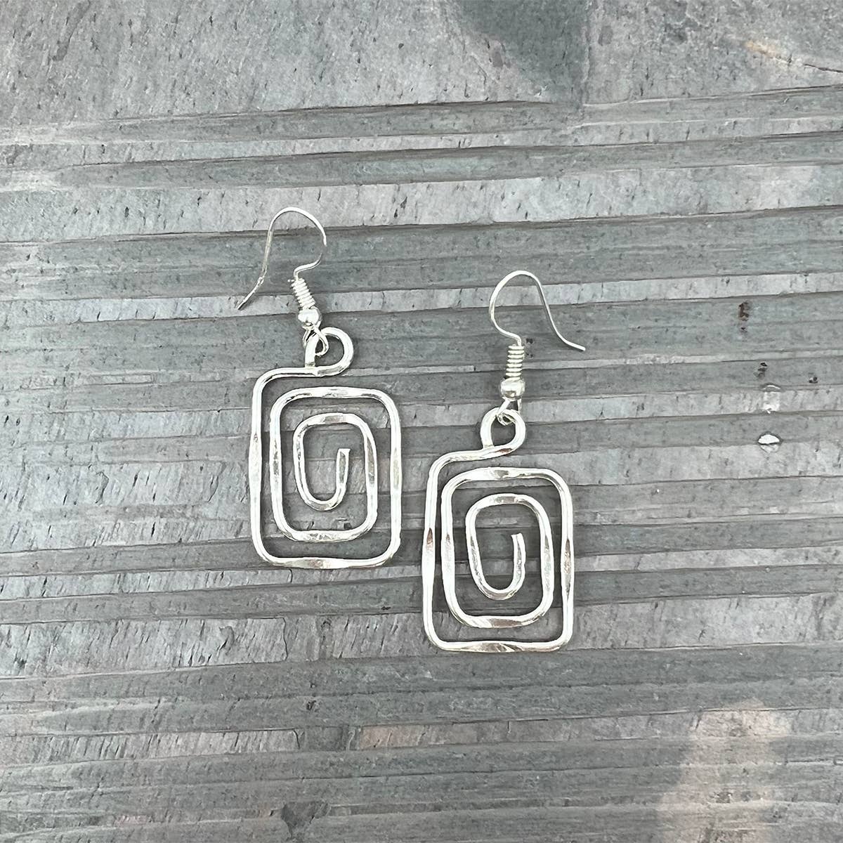 Pendientes bañados en plata - Espiral cuadrada de tamaño pequeño
