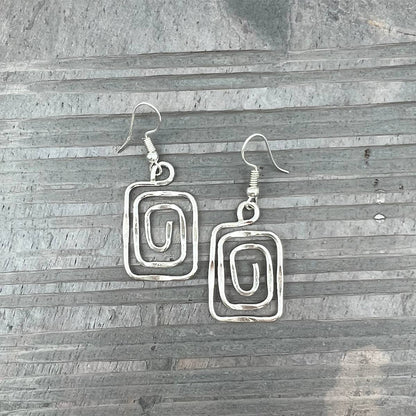 Pendientes bañados en plata - Espiral cuadrada de tamaño pequeño