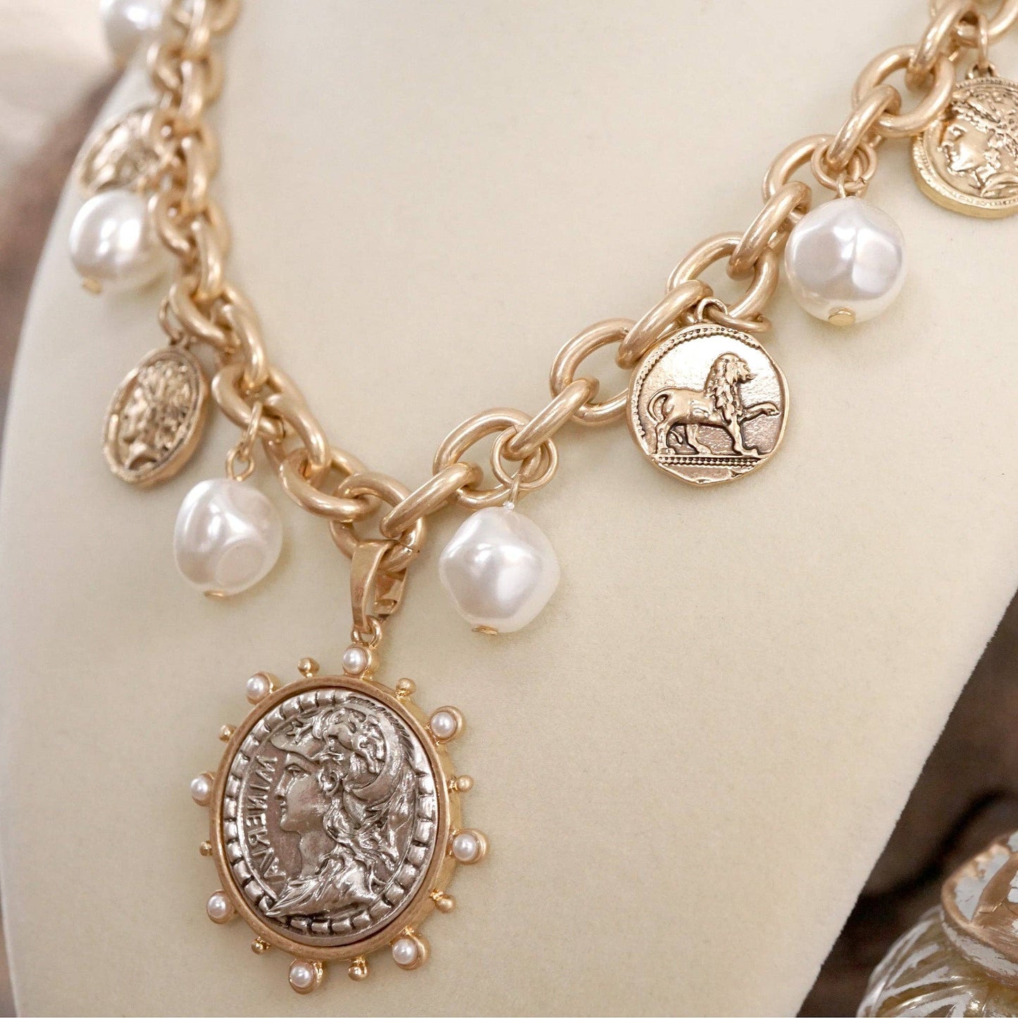 Collar bohemio con dijes de monedas y perlas en tonos dorados y plateados