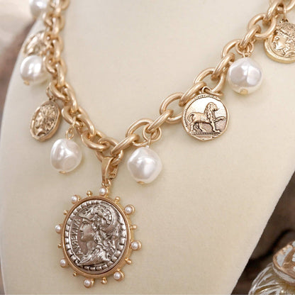 Collar bohemio con dijes de monedas y perlas en tonos dorados y plateados