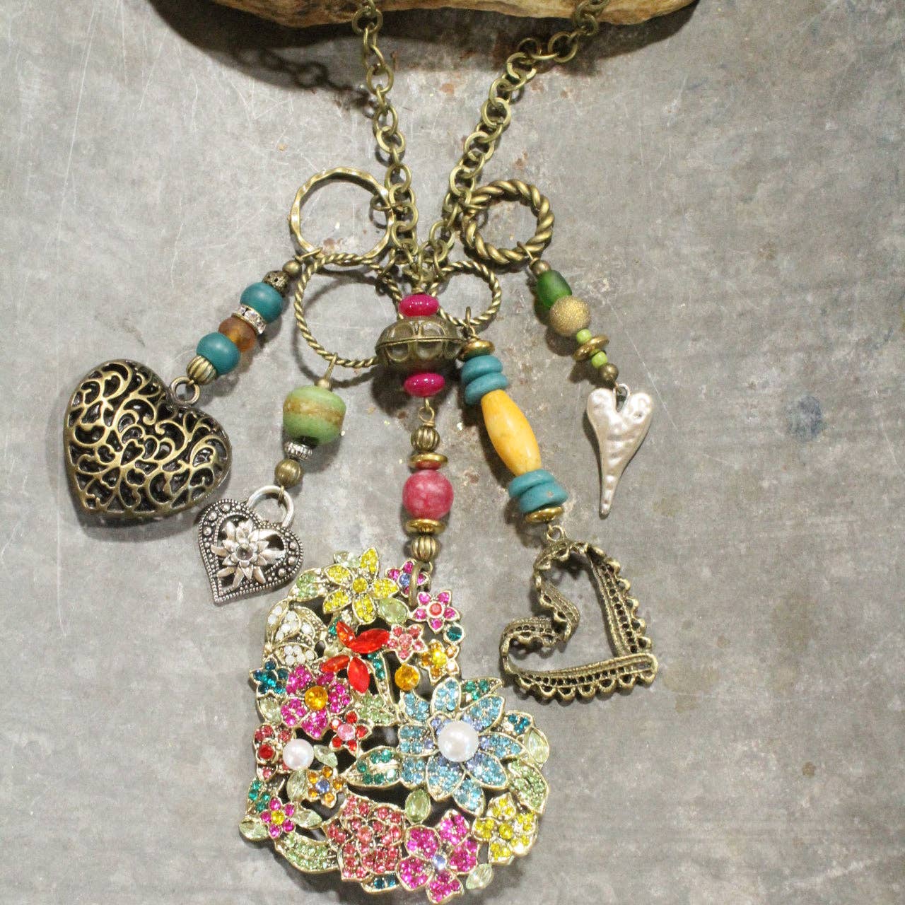Collar con dijes de corazón de metal mixto, divertido y caprichoso