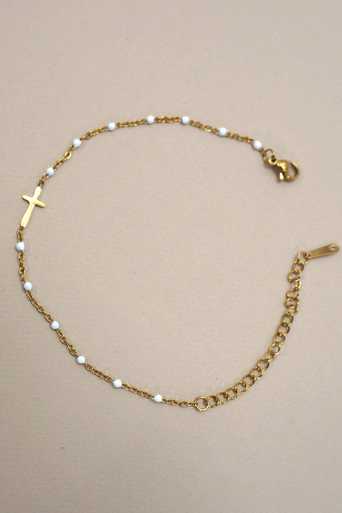JOSSLYN de wall to wall - PULSERA CON CRUZ DE ACERO INOXIDABLE DE 18 QUILATES SIN DESLUSTRACIÓN | 40B5176