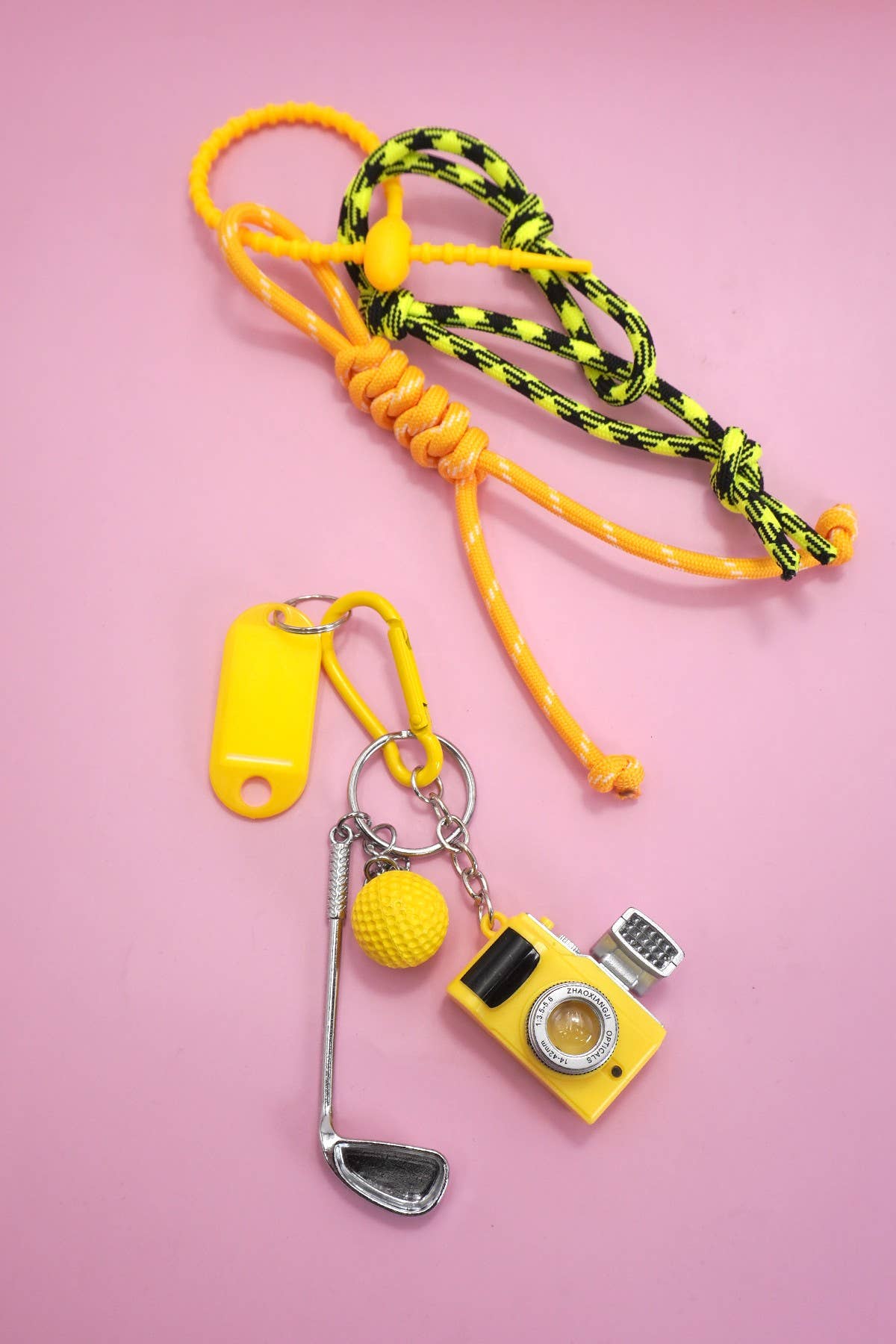 LLAVERO CON DIJE PARA BOLSA DE GOLF CON CABLE DE CUERDA Y CÁMARA