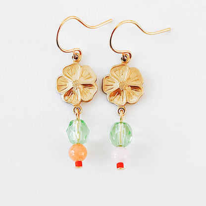 Pendientes de flor pequeña con cuentas de coral y cuarzo rosa.