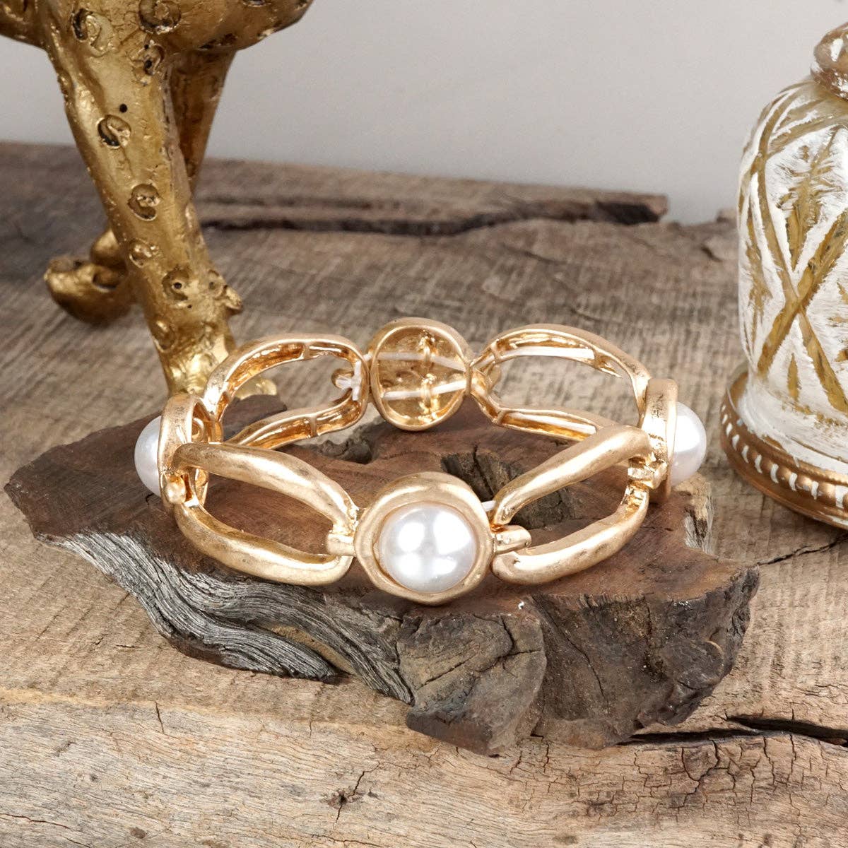 Luminous Muse – Brazalete elástico con perlas en oro desgastado