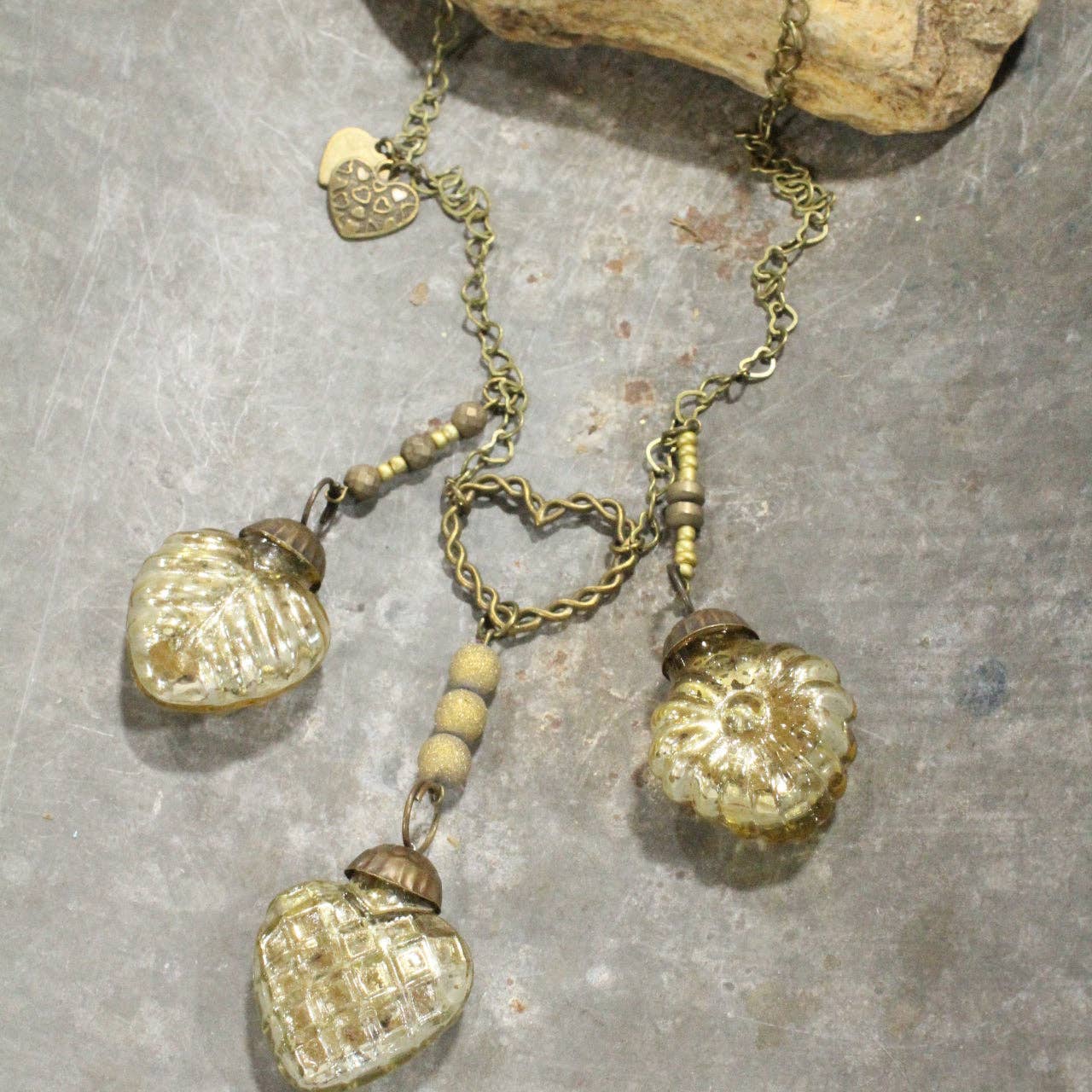 Collar retro de oro viejo "Tres veces el amor"