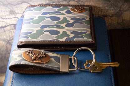 Buck Hunting Old School Camo Leather Loop Keychain.: Brown/Tan Camo