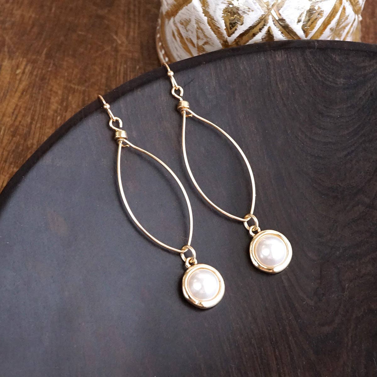 Glow Line – Gotas de alambre dorado con bisel de perla