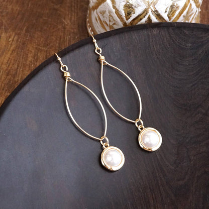 Glow Line – Gotas de alambre dorado con bisel de perla