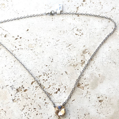 Collar con cristales Swarovski color melocotón claro.