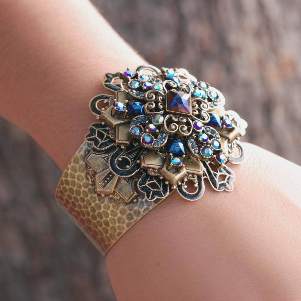Joyería Sweet Romance - Brazalete con Cruz de Medianoche de Pavo Real