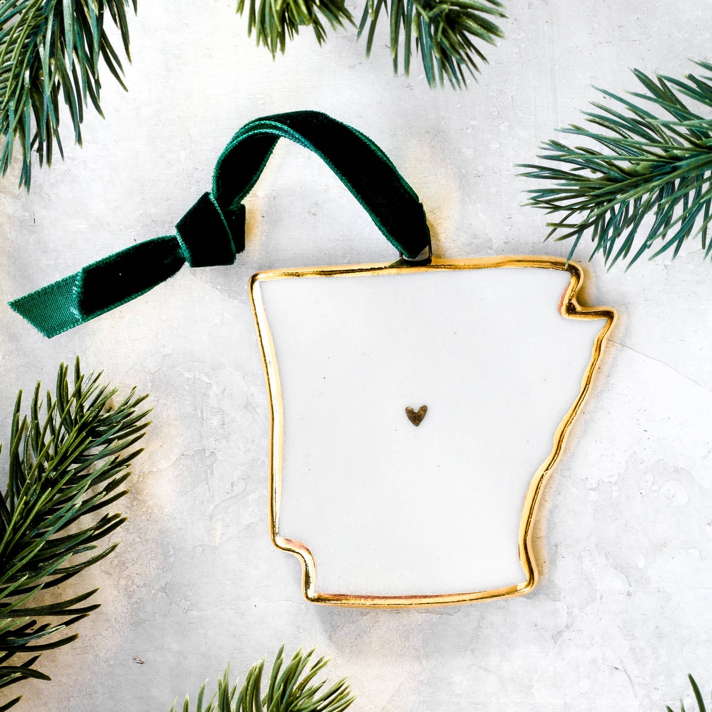 Cerámica Apricity - Adornos estatales de porcelana hechos a mano de Arkansas con corazón dorado