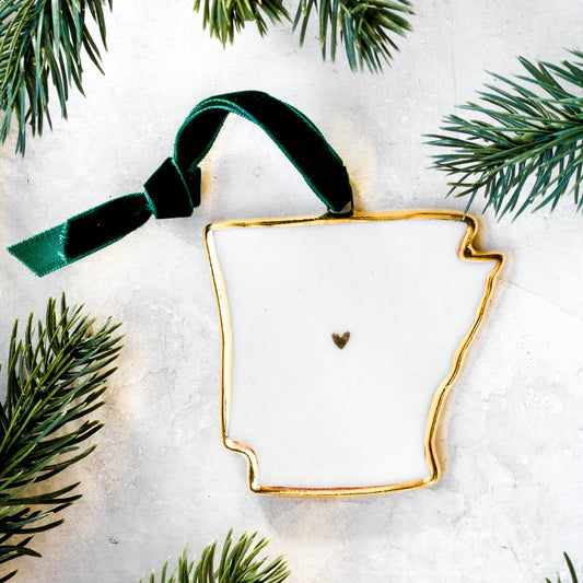Cerámica Apricity - Adornos estatales de porcelana hechos a mano de Arkansas con corazón dorado