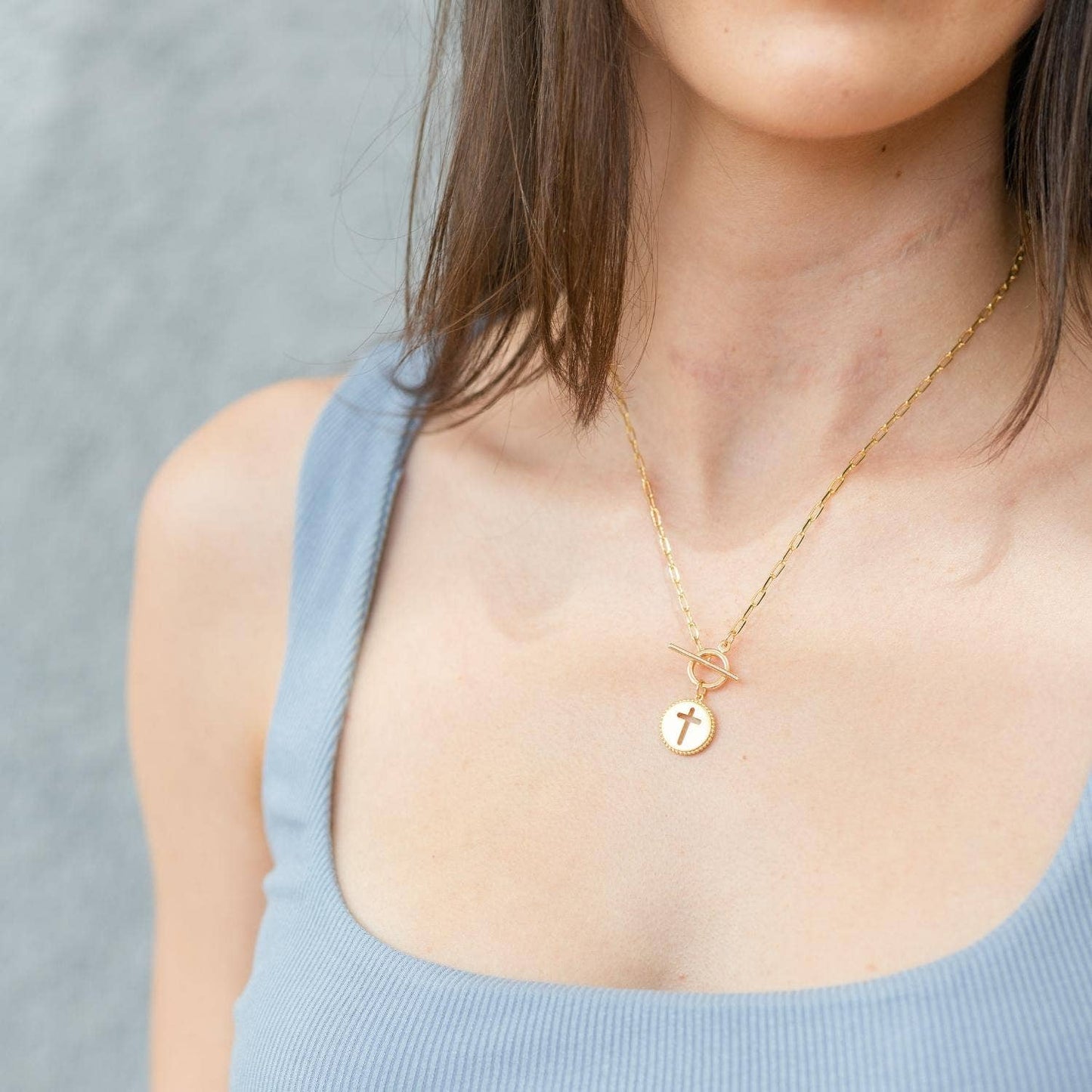 Collar con clip en forma de cruz