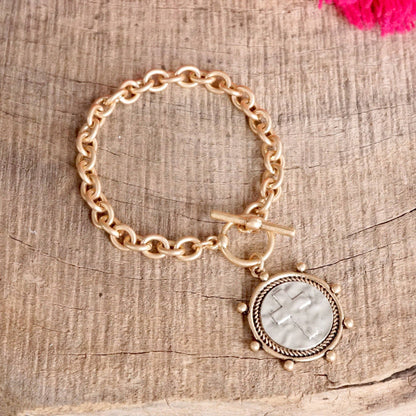 Pulsera de cadena con monedas cruzadas y cierre de palanca en tono plateado o dorado