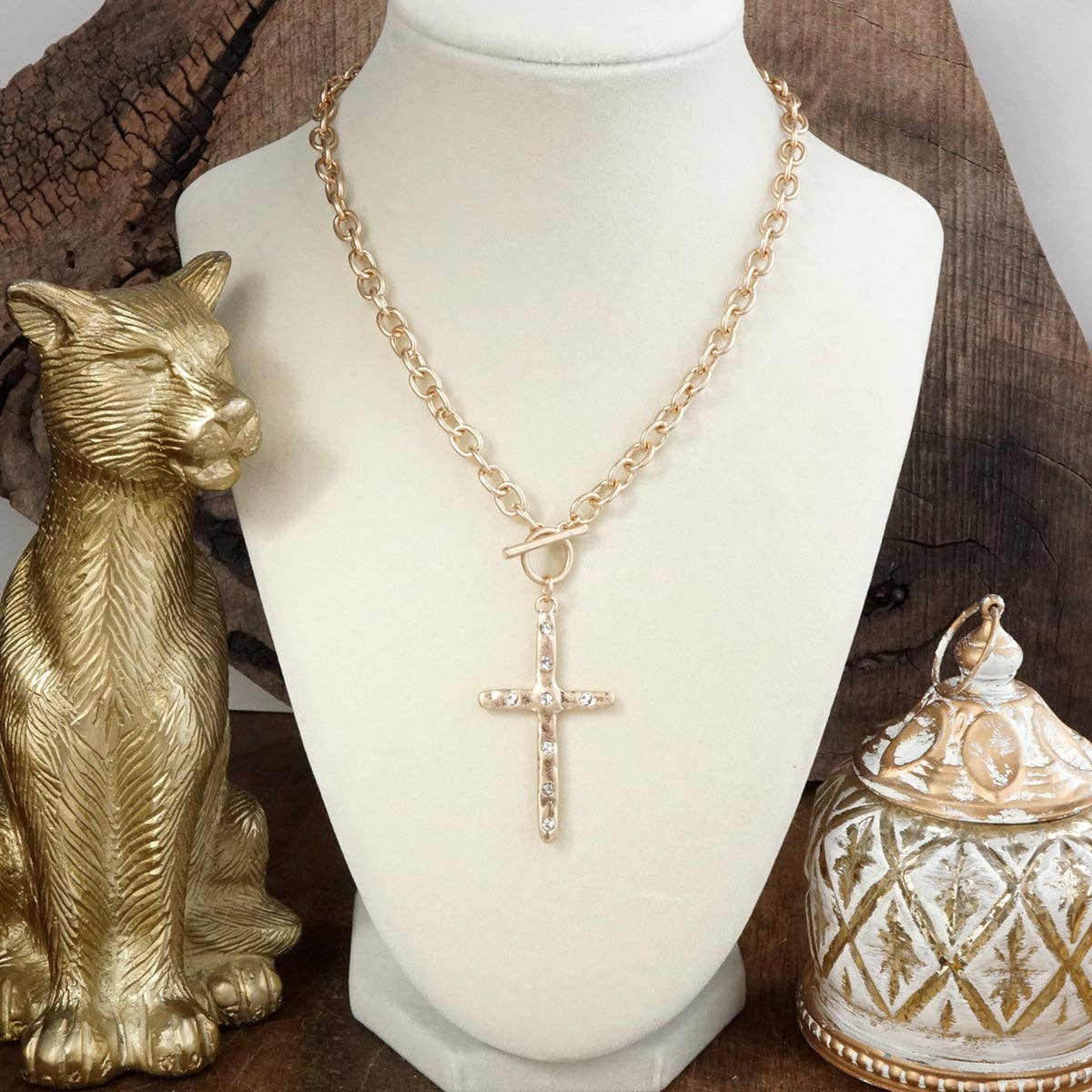 Simplicidad Divina – Collar con Cruz Martillada y Cierre Frontal
