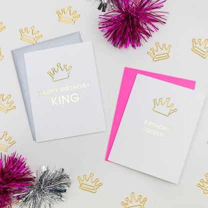 Tarjeta tipográfica con clip de papel y corona de la Reina del cumpleaños