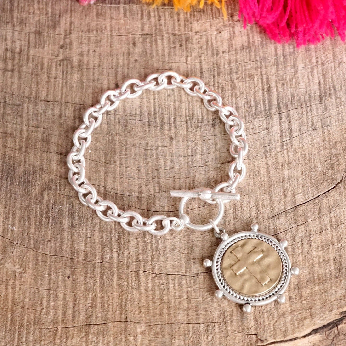 Pulsera de cadena con monedas cruzadas y cierre de palanca en tono plateado o dorado