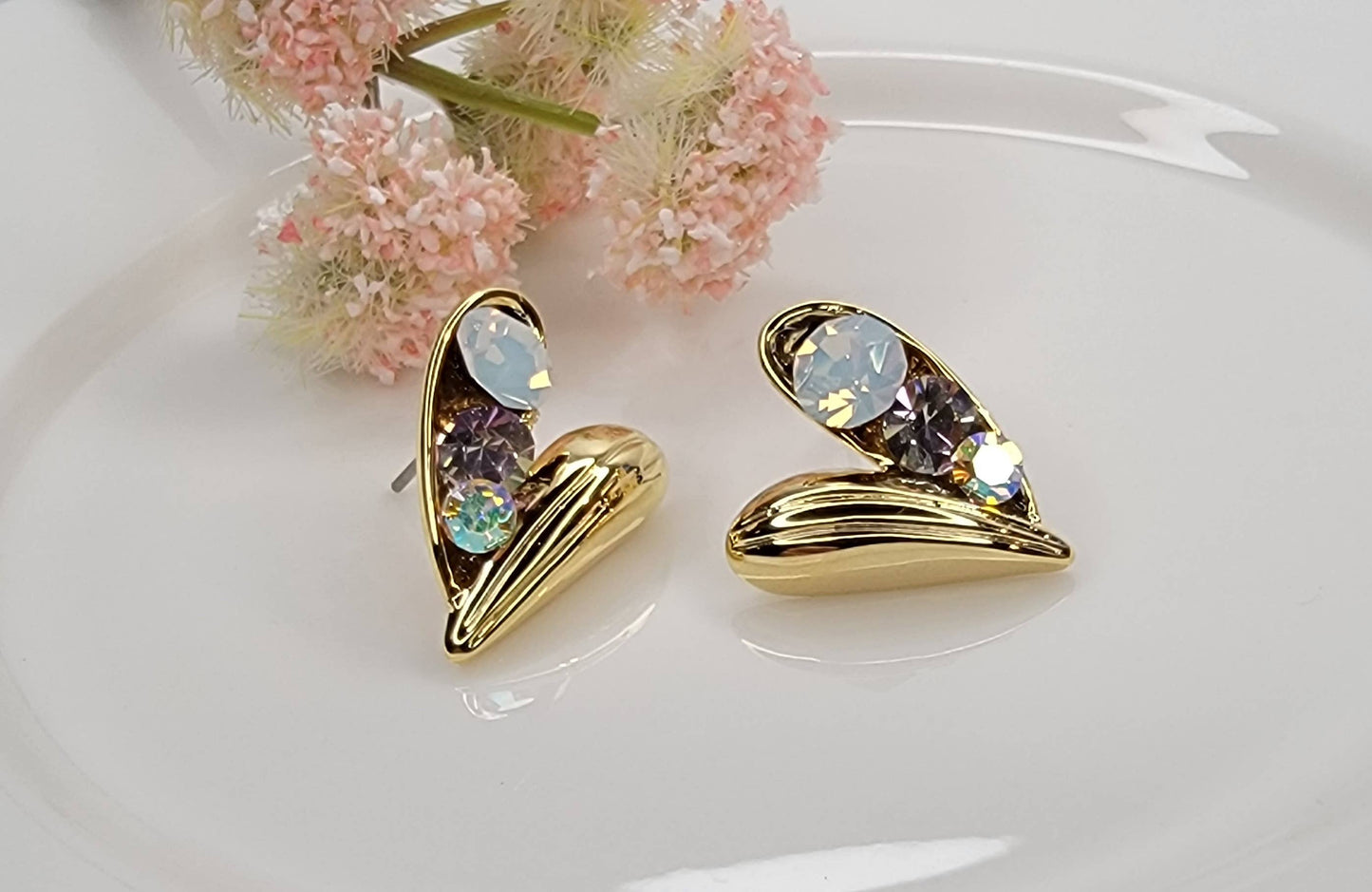 MULTI COLOR STONE HEART SHAPE POST EARRINGS.