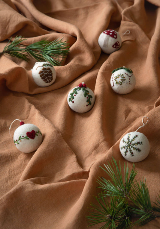 Gry and Sif - Christmas Bauble - White w/Heart & Garland