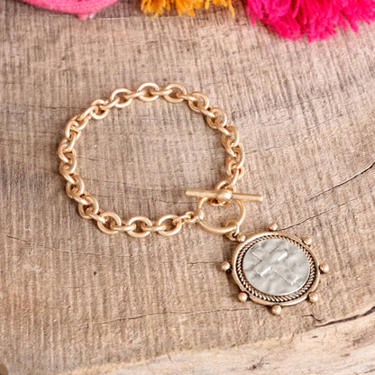 Pulsera de cadena con monedas cruzadas y cierre de palanca en tono plateado o dorado