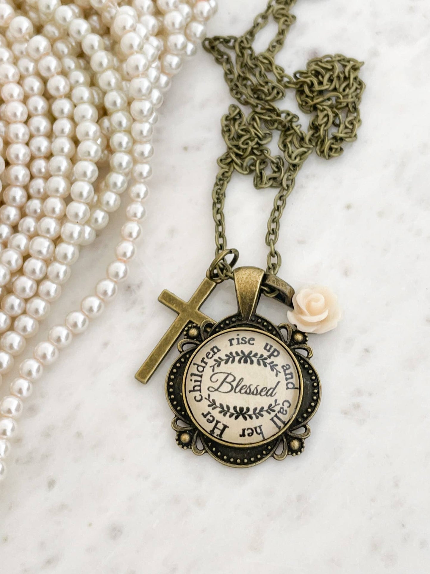Ivy Barn Designs - Sus hijos se levantan y la llaman collar bendito
