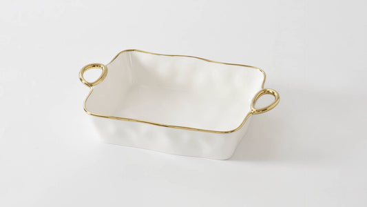 Fuente para hornear rectangular con borde dorado.