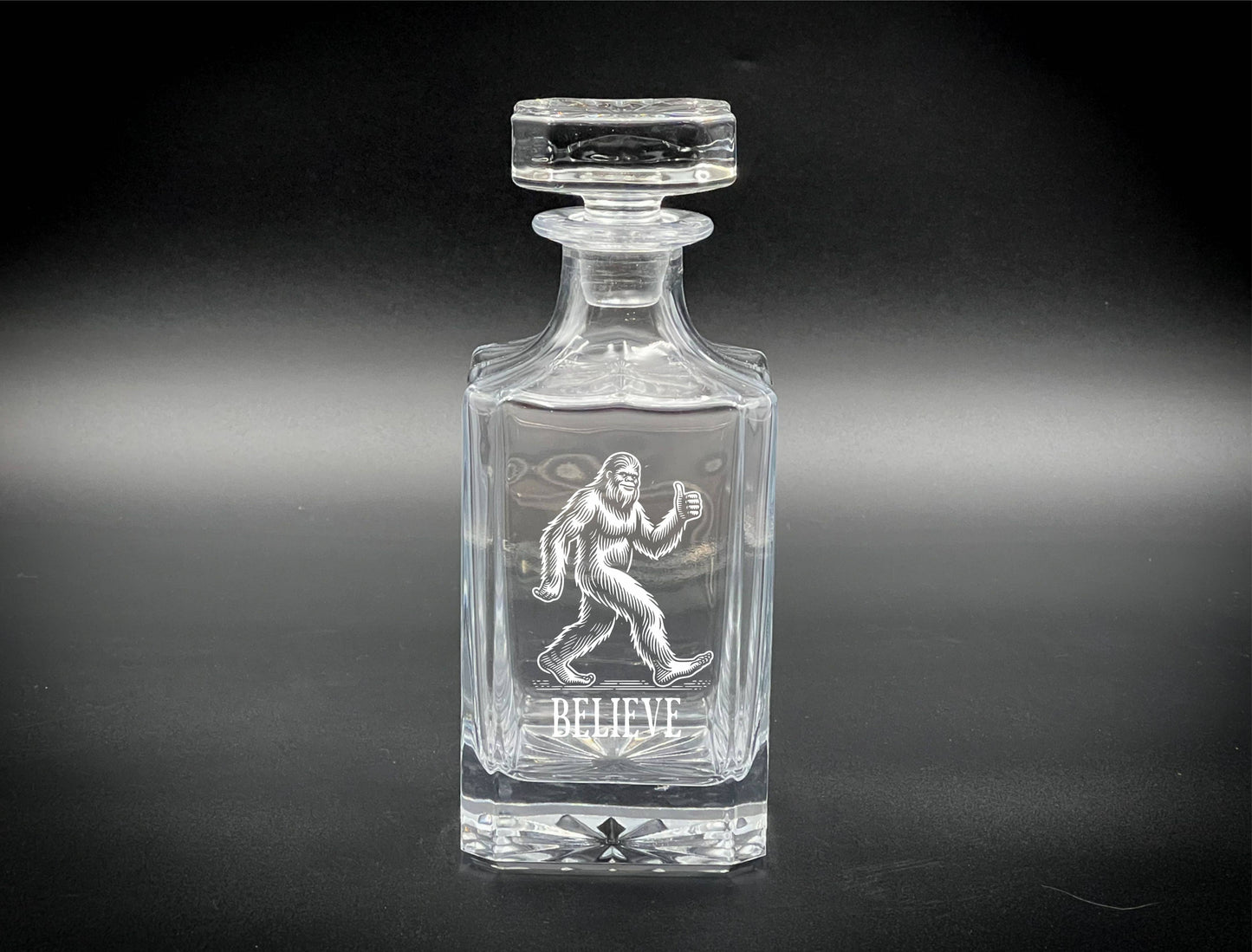 Adirondack Etching LLC - Bigfoot Believe - Decantador de whisky de 750 ml grabado